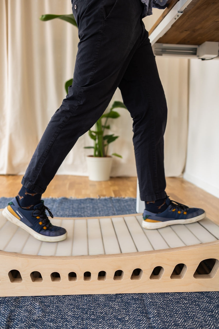 Natural wood, Walking in sneakers